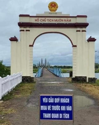 GĐ Sở VHTT&DL Quảng Trị lên tiếng việc tấm biển ‘nhắc’ khách mua vé đặt trước cầu Hiền Lương