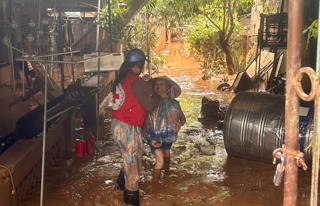 Hội Chữ thập đỏ Việt Nam cứu trợ khẩn cấp người dân vùng lũ Nghệ An