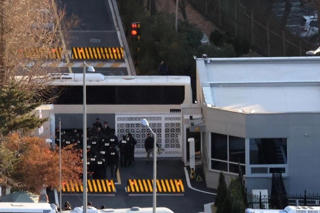 Các nhà điều tra Hàn Quốc thực hiện lệnh bắt thứ hai với ông Yoon Suk Yeol