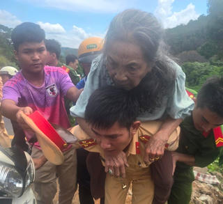 Công an Đắk Nông cứu nạn 1 xe ô tô khách bị lật xuống vực sâu