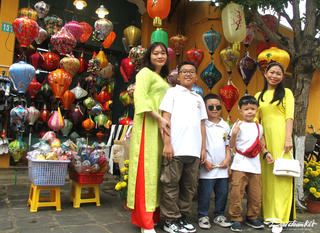 Du khách đổ về phố cổ Hội An du xuân