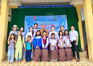 Tiếp sức giúp học sinh nghèo vui bước đến trường