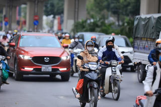 Thủ đô Hà Nội ngày nắng nóng, chiều tối và đêm có mưa dông