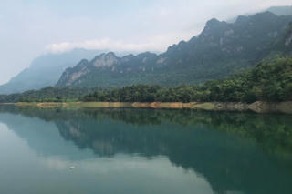 Trên mặt hồ huyền thoại