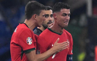 Ronaldo rơi nước mắt vì sút hỏng penalty, Bồ Đào Nha vất vả vào tứ kết