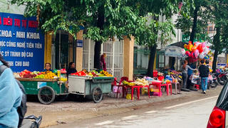 Chợ vỉa hè “bủa vây” bệnh viện