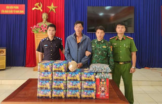 Quảng Nam: Bắt đối tượng vận chuyển gần 25kg pháo lậu qua biên giới