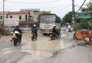 Hưng Yên: Người dân khổ sở vì đường tỉnh lộ 382 xuống cấp