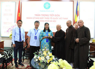 Đoàn Mặt trận Tổ quốc TP Hà Nội thăm các tổ chức tôn giáo, tặng quà cho học sinh nghèo tại Huế