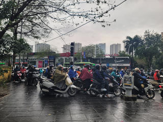 Hà Nội: Trời mưa tắc đường, xe máy 'rồng rắn' trên vỉa hè