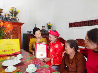 Mặt trận tỉnh Bình Định thăm, chúc thọ và tặng quà người cao tuổi tiêu biểu năm 2025