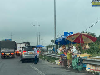 Bát nháo buôn bán 'ăn theo' cao tốc