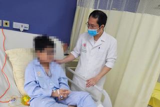 Bé trai bị kẹp chân vào thang cuốn ở trung tâm thương mại