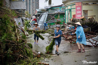 Du lịch Hạ Long gắng gượng sau bão