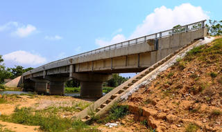 Cầu tiền tỷ xây xong nằm chờ… đường dẫn