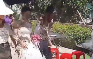 Xôn xao clip cô dâu, chú rể bị tạt chất bẩn khi đang tiến vào hôn trường