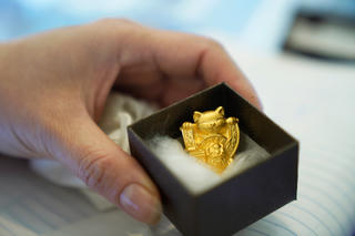 Mèo vàng tài lộc thu hút người mua trong ngày vía Thần Tài 