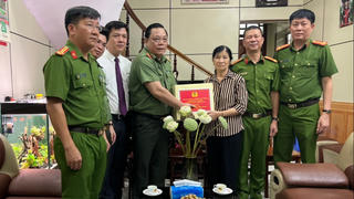 Giám đốc Công an TP Hà Nội thăm, tặng quà thương binh, thân nhân gia đình các Liệt sĩ