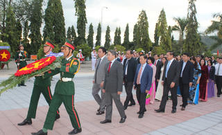 Lãnh đạo tỉnh Khánh Hòa viếng Nghĩa trang liệt sĩ Hòn Dung