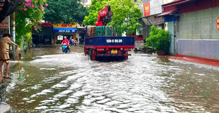 Vì sao các tuyến phố ở Hải Phòng ‘hoá’ sông sau trận mưa lịch sử