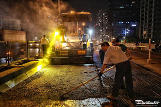 Công nhân khẩn trương sửa chữa khe co giãn, thảm lại đường Vành đai 3