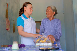 Tận tình chăm sóc phụ nữ già cả, neo đơn