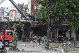 Hiện trường tan hoang sau vụ nổ ở phố Yên Phụ, nhiều người bị thương nặng
