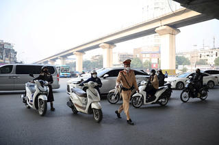 Hà Nội xử phạt nhiều xe máy vượt đèn đỏ