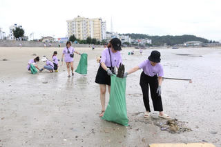 Du lịch biển đảo Quảng Ninh nói “không” với rác thải nhựa