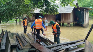 Quảng Bình: Nhiều diện tích lúa bị ngập, sơ tán hộ đồng bào đến nơi an toàn