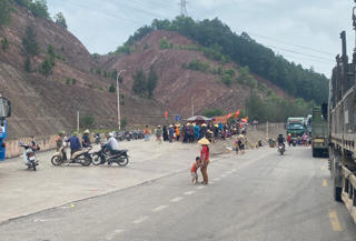 Lo ngại ô nhiễm bụi than, người dân chặn xe tải ra vào cảng biển