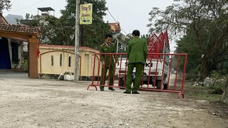 Tiếng nổ lớn trong đêm khiến mặt cầu bong tróc, gây chấn động nhà dân