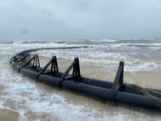 Vật thể lạ có kích thước lớn trôi dạt vào bờ biển Thừa Thiên - Huế