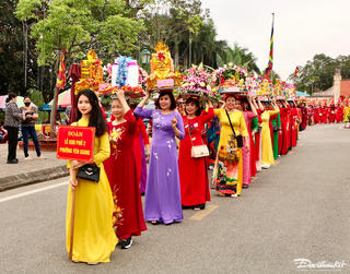 Độc đáo tục 'chui kiệu cầu may' tại Lễ hội Bạch Đằng