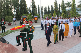 Lãnh đạo tỉnh Khánh Hòa viếng Nghĩa trang liệt sĩ Hòn Dung