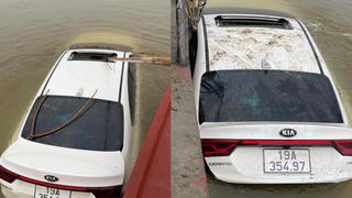 Trục vớt chiếc xe ô tô KIA trôi trên sông Hồng gây xôn xao mạng xã hội