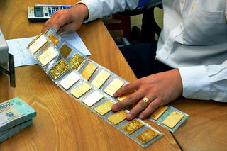 Vàng tiếp đà tăng, thúc đẩy nhu cầu 'trú ẩn'