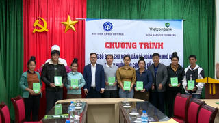 Sơn La: Tặng sổ bảo hiểm xã hội cho người dân bị thiệt hại do bão lũ