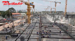 Công nhân tất bật làm việc tại công trình nhà ga T3 Tân Sơn Nhất