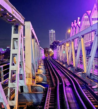 Tàu Hà Nội - Hải Phòng tạm dừng vì tàu thuỷ đâm lệch ray đường sắt