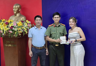 Đà Nẵng: Nhiều du khách nước ngoài được giúp tìm lại tài sản thất lạc