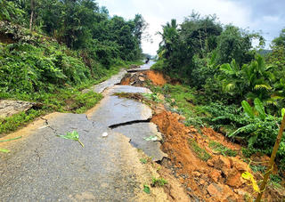 Quảng Nam: Sạt lở đất nhiều nơi, khẩn cấp di dời hàng nghìn người dân