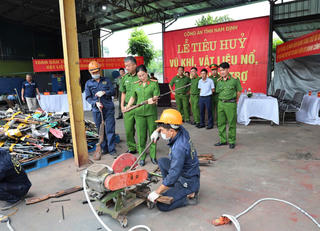 Nam Định: Tiêu hủy gần 1.800 vũ khí, vật liệu nổ, công cụ hỗ trợ