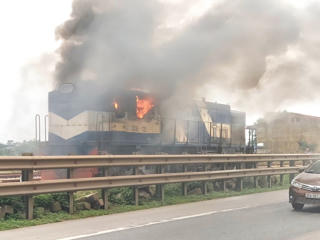 Nam Định: Cháy khoang lái tàu hàng khi tàu đang chạy