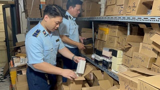 Phát hiện kho nước hoa nghi giả thương hiệu nổi tiếng tại Hà Nội