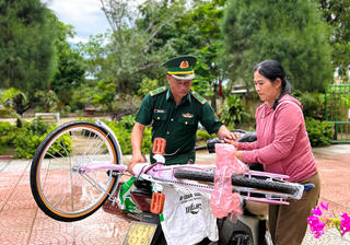 Quảng Trị: Trao quà cho học sinh nghèo nhân dịp khai giảng năm học mới