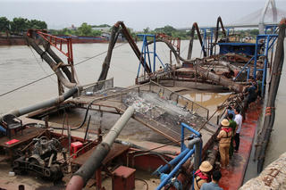 Ninh Bình: Công an bắt quả tang tàu hút cát trái phép