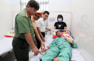 Quảng Nam: Thăm hỏi cán bộ CSGT bị thương do thanh niên điều khiển phương tiện tông