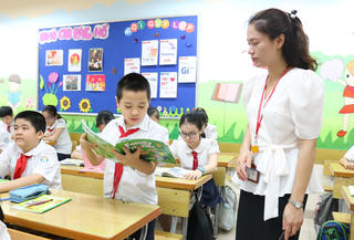 Lương thấp, chế độ đãi ngộ chưa tương xứng: Giảm áp lực cho giáo viên bằng cách nào?