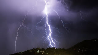 Sét đánh vào bãi ngao, mẹ tử vong tại chỗ, con trai bị thương